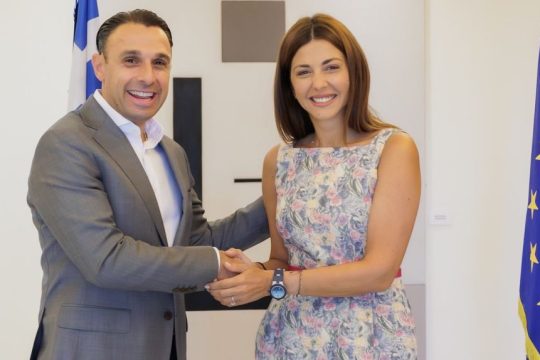 Θεονη